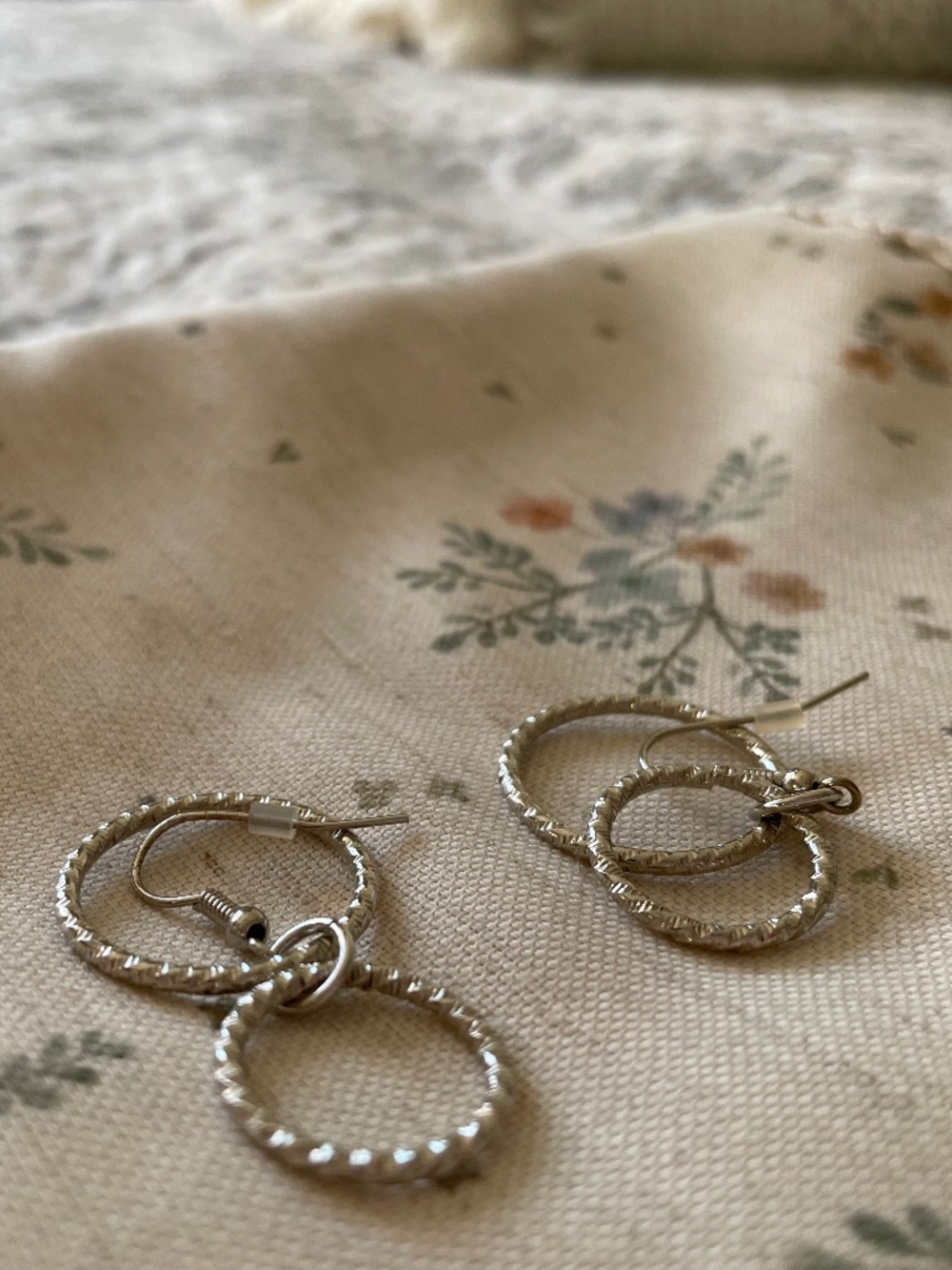 NWOT Reitmans Textured Silver Drop Earrings Interlocking Circular Hoops - Picture 4 of 4